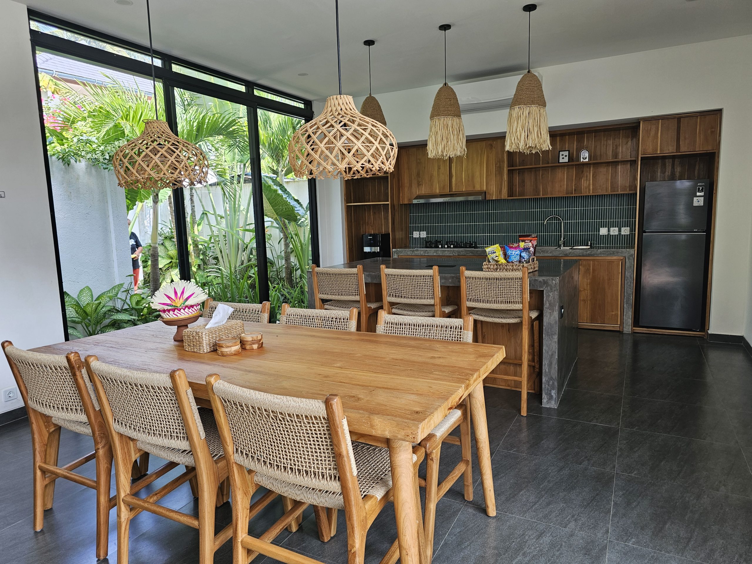 Dining table & kitchen