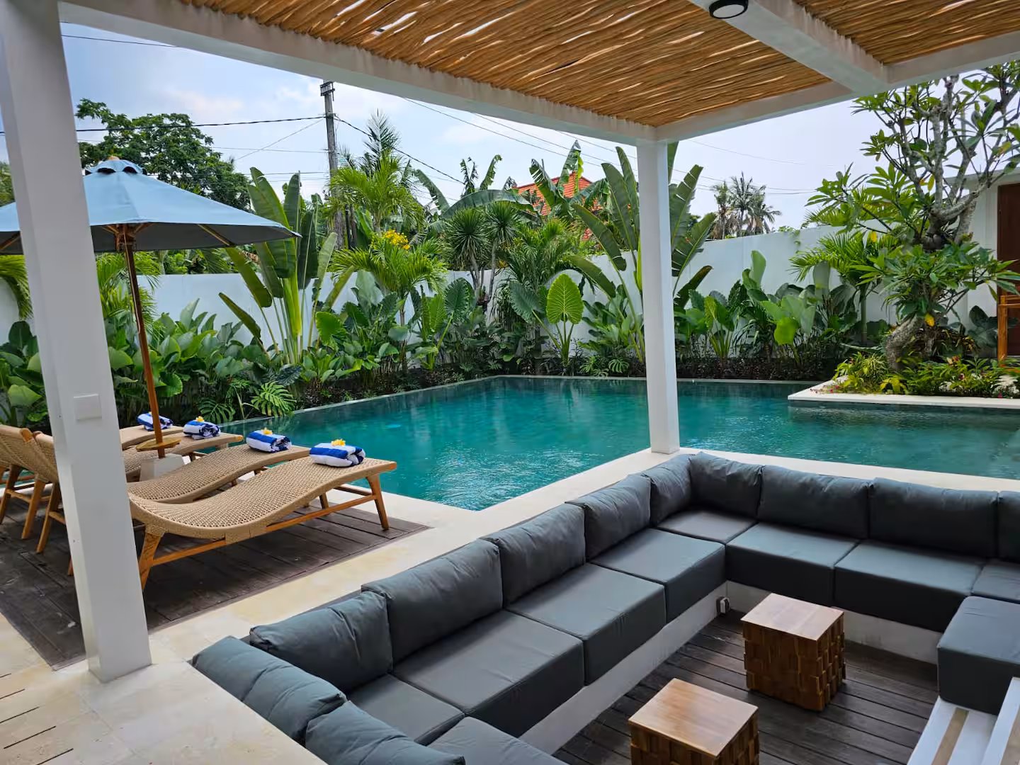Conversation pit